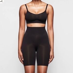 SCULPTING SHORT MID THIGH W/ OPEN GUSSET